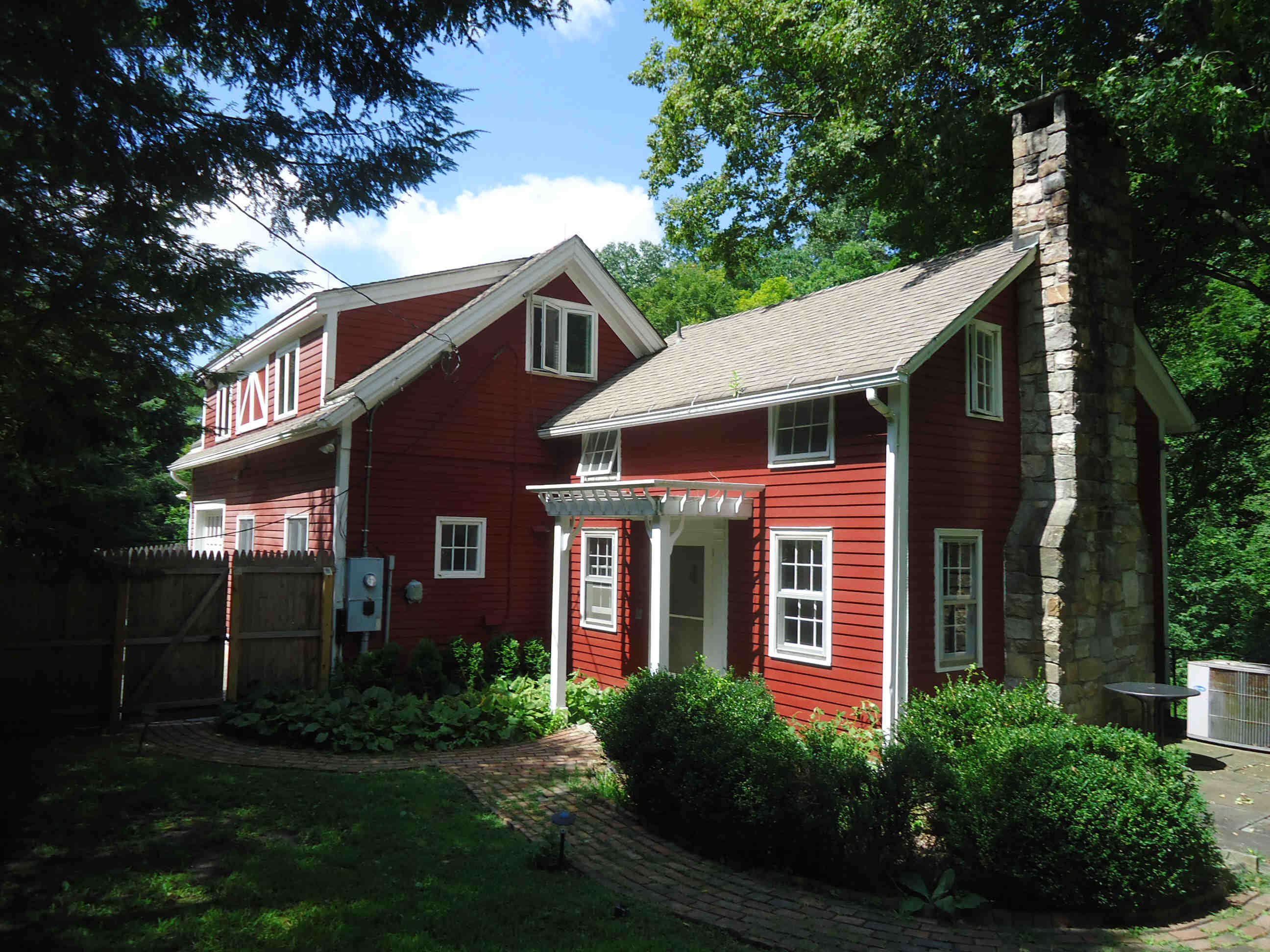 Building photograph for 602 LONG MTN RD